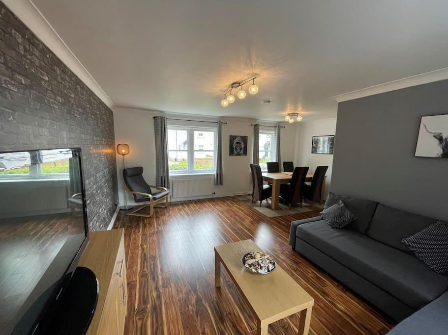 2 Bedroom Apartment Near Glasgow Airport Renfrew Exterior photo