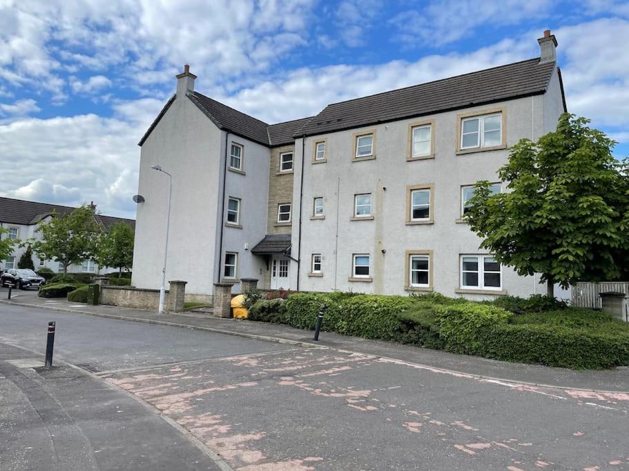 2 Bedroom Apartment Near Glasgow Airport Renfrew Exterior photo