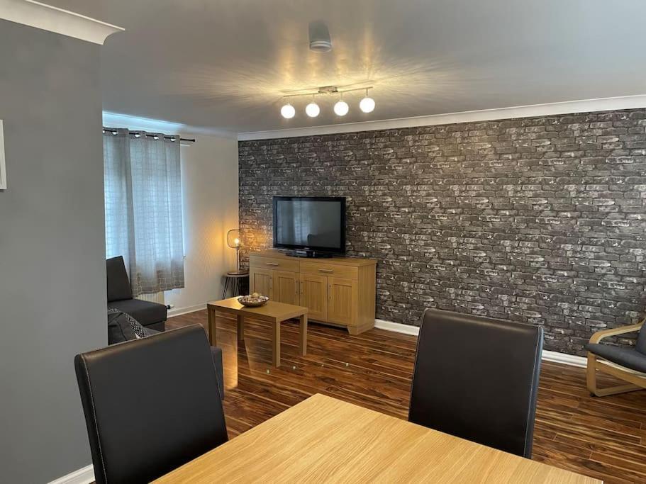 2 Bedroom Apartment Near Glasgow Airport Renfrew Exterior photo